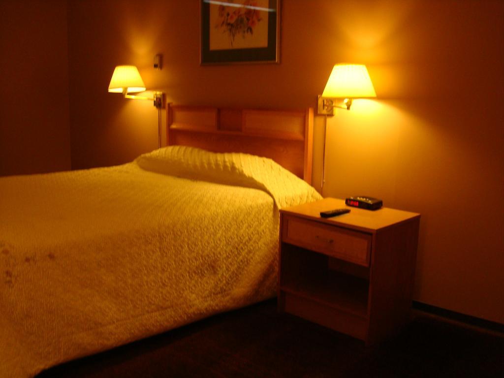 Blue Bird Hotel Melfort Екстер'єр фото